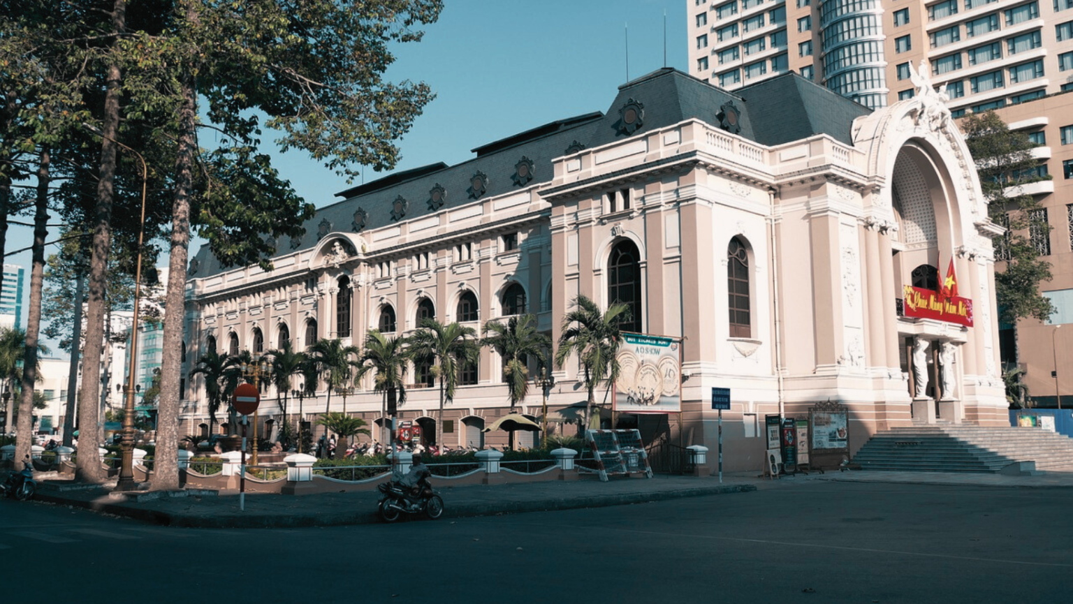 オペラハウス・ドンコイ通り