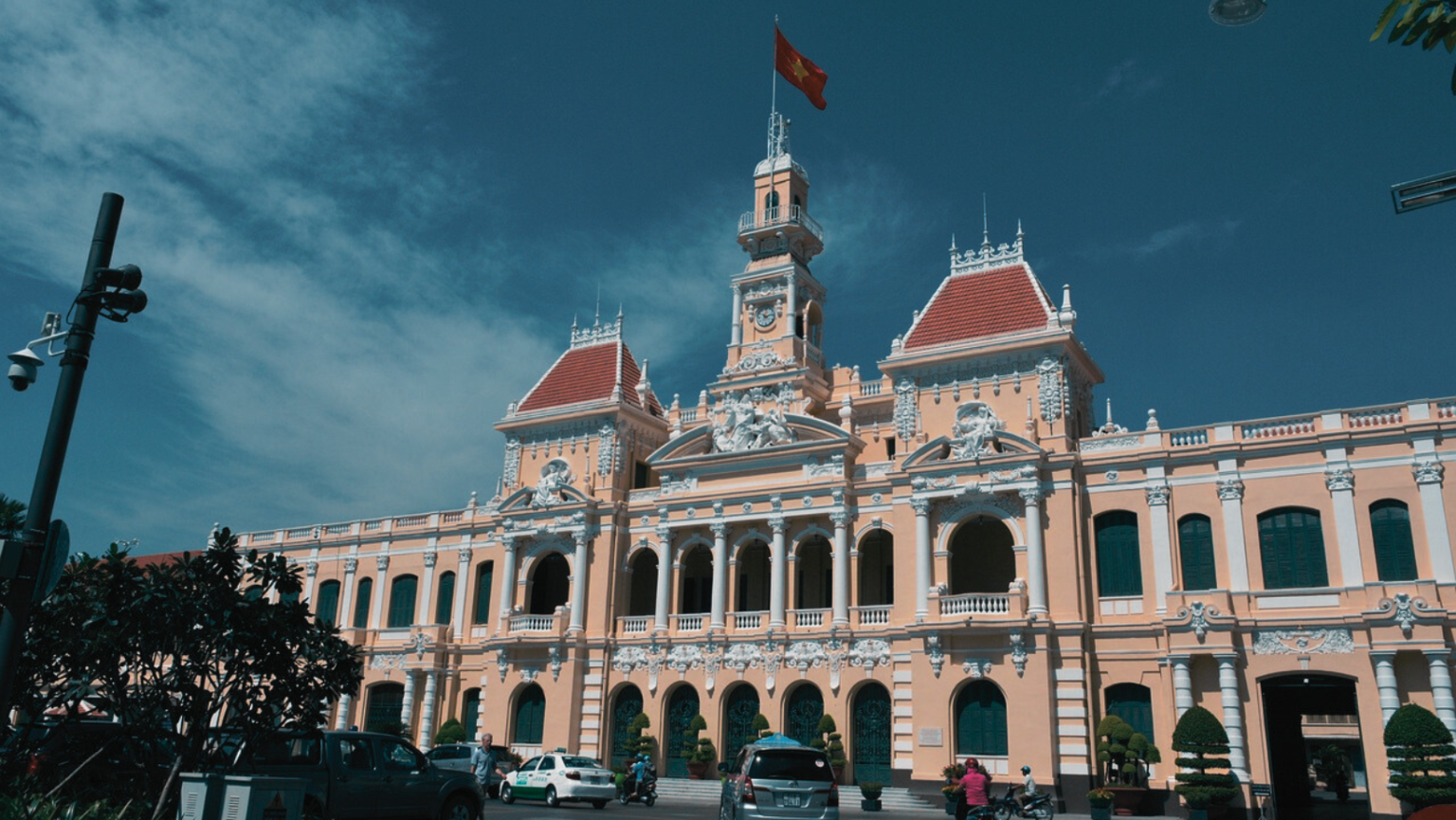 ホーチミン人民委員会庁舎・グエンフエ通り